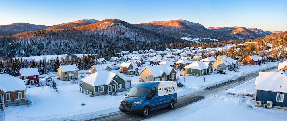 Camion Ventilation BR parcourant les Laurentides en hiver pour installer des systèmes centraux avec thermopompe